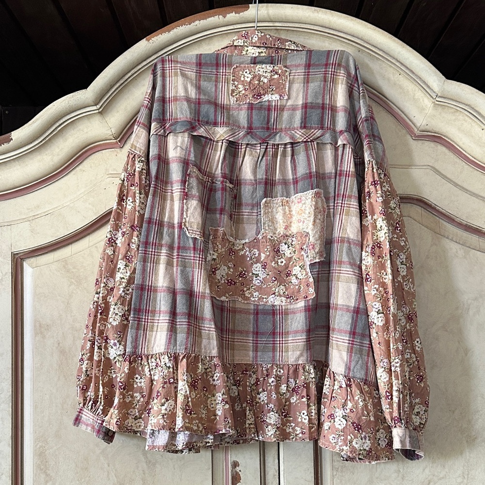 NWT BlueVelvet Plaid & Floral Patchwork Peplum Shirt size Medium - Picture 3 of 3